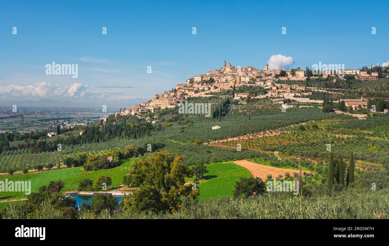 Vue panoramique de Trevi, village pittoresque au sommet de la colline dans la région de l'Ombrie. Province of Perugia, Italie, Europe. Banque D'Images