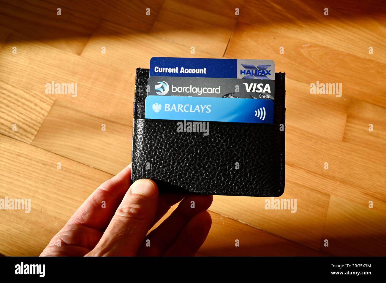 Cartes de crédit et de débit dans un porte-cartes en cuir Photo Stock -  Alamy