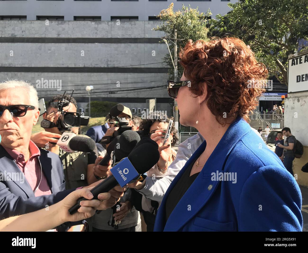 Sao Paulo, Sao Paulo. 7 août 2023. (INT) la députée Carla Zambelli à la police fédérale de Sao Paulo. 07 août 2023, Sao Paulo, Brésil : la députée Carla Zambelli de Sao Paulo, l'une des plus fidèles sympathisants de Jair BolsonaroÃ¢â‚¬â„¢, s'est présentée au siège du PF à Sao Paulo pour témoigner, mais l'audience a été reportée car l'avocat ne connaissait pas le contenu des dossiers. Elle est accusée d'avoir engagé un pirate informatique, M. Delgatti, qui est devenu célèbre après avoir piraté les comptes Telegram des procureurs dans l'enquête anti-corruption de l'opération Lava Jato de 2019.crédit : Oslaim Brito/Thenews2 (Foto : O Banque D'Images