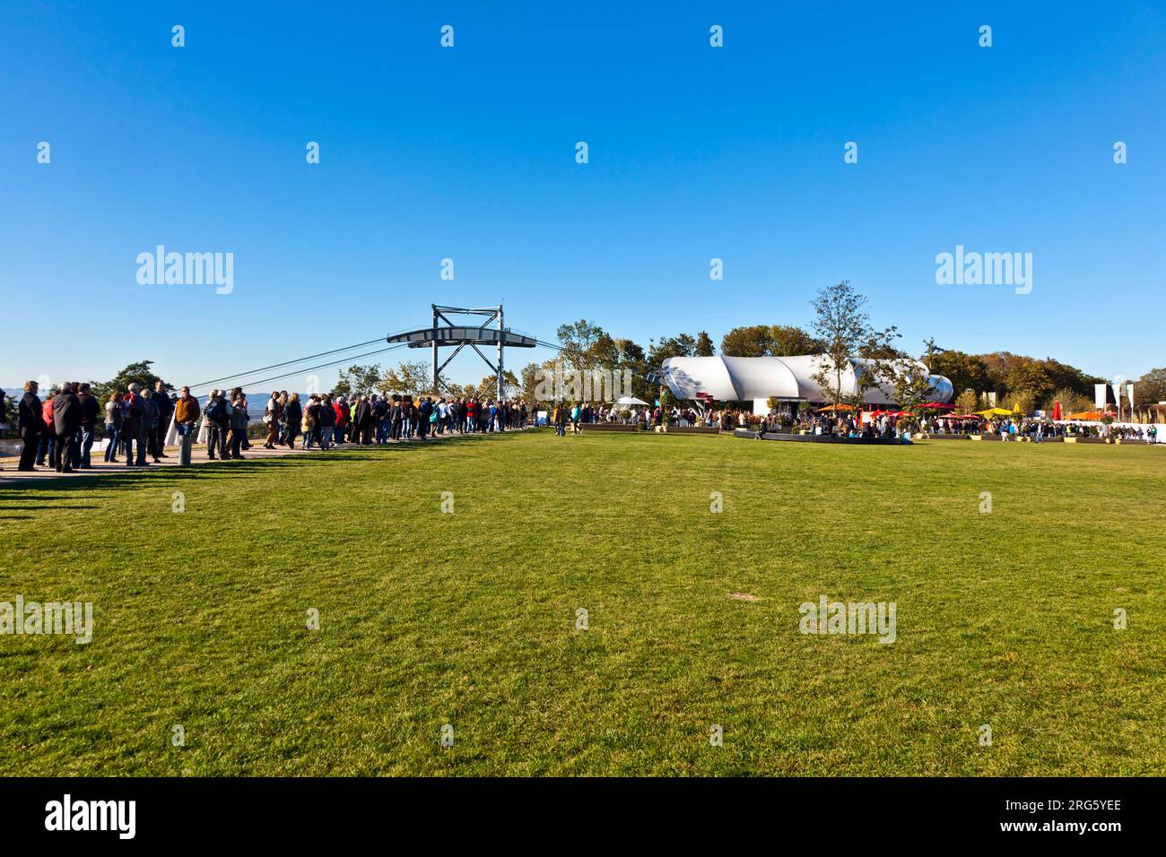 KOBLENZ, ALLEMAGNE - octobre 15 : des personnes non identifiées font la queue pour le spectacle floral BUGA le 15 octobre 2011 à Koblenz, Allemagne. Le spectacle de fleurs BUGA 2011 est o Banque D'Images