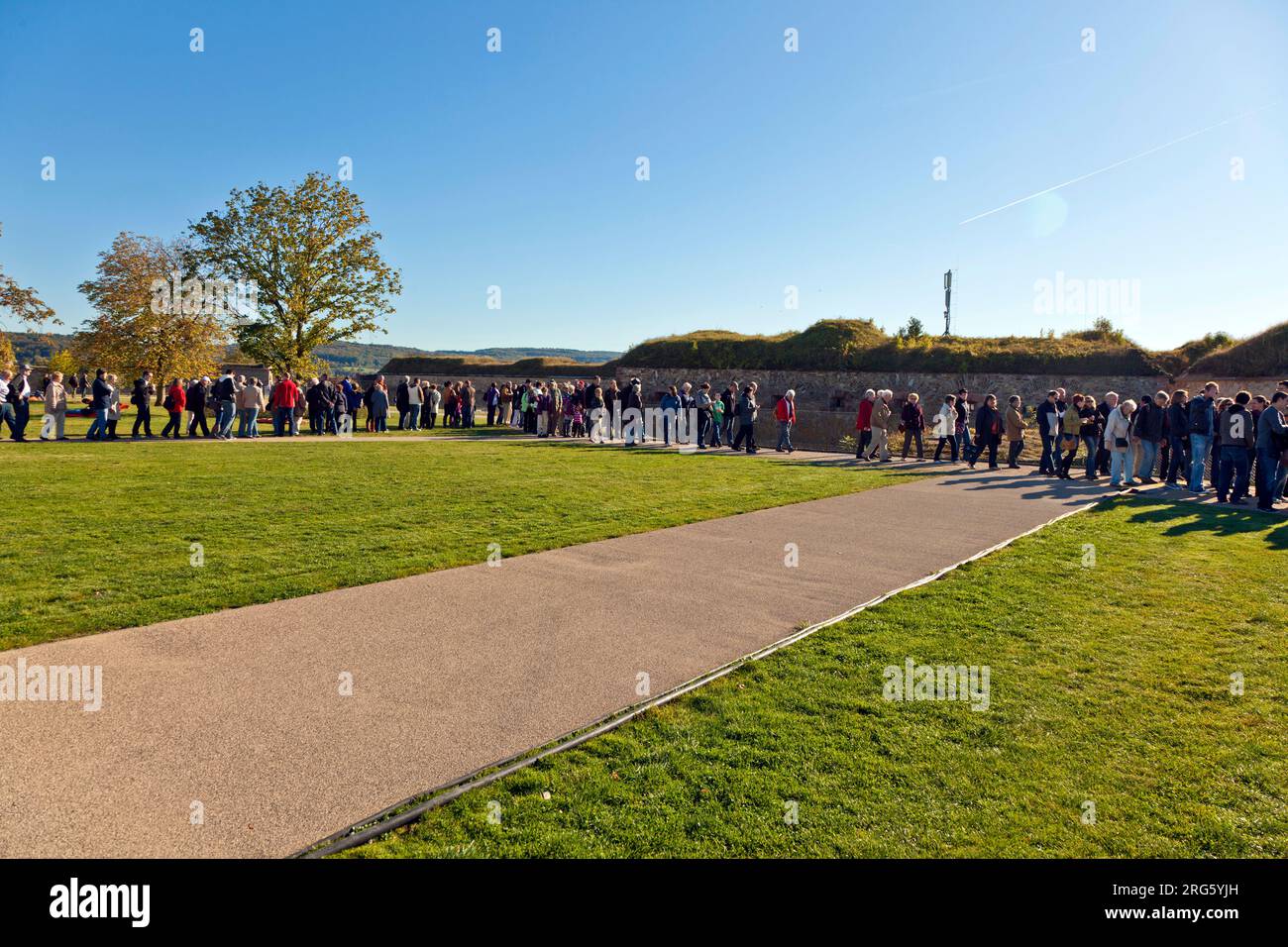 KOBLENZ, ALLEMAGNE - octobre 15 : des personnes non identifiées font la queue pour le spectacle floral BUGA le 15 octobre 2011 à Koblenz, Allemagne. Le spectacle de fleurs BUGA 2011 est o Banque D'Images