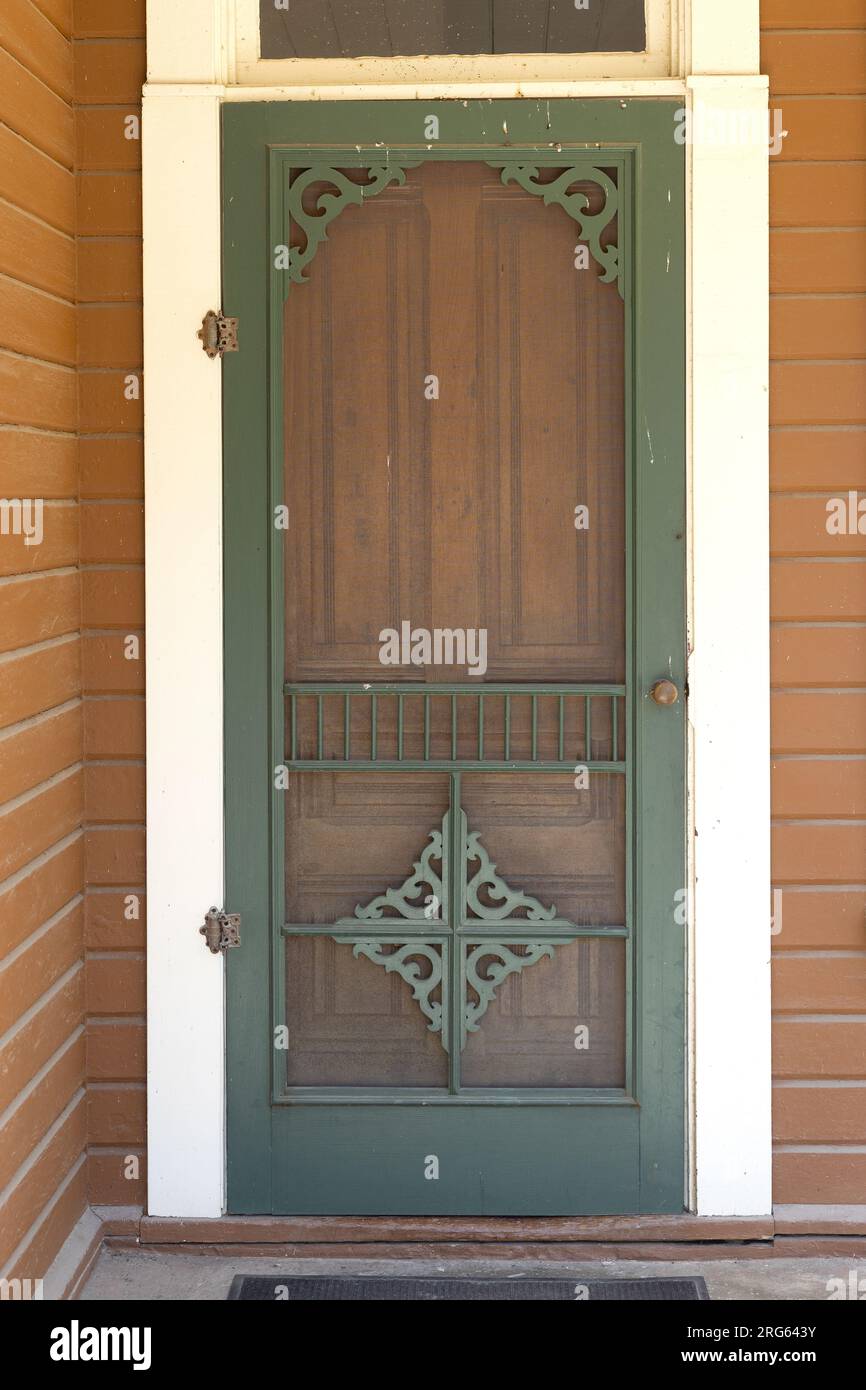 Gros plan d'une porte moustiquaire et porte sur le porche d'une vieille maison de style Queen Anne. Banque D'Images