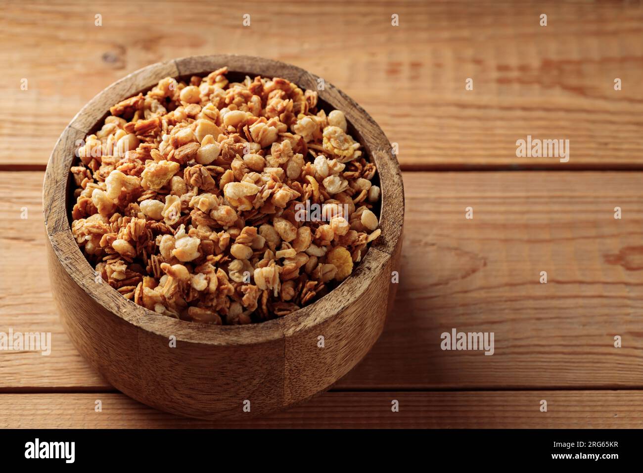 Copieux petit déjeuner granola dans un bol en bois. Vue de dessus Banque D'Images