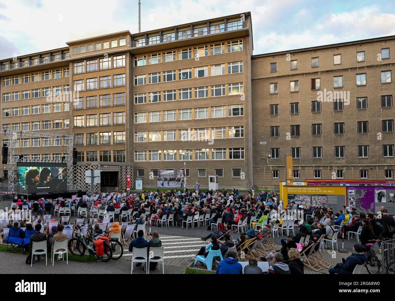 Berlin, Allemagne. 07 août 2023. Environ 350 spectateurs regardent la projection du film "maintenant dans un pays qui n'existe plus" du réalisateur Aelrun Goette au cinéma du campus dans la cour de l'ancien siège de la Stasi. Des projections en plein air de longs métrages et de documentaires sur le passé de la RDA et la sécurité de l'État auront lieu du 7 au 31 août 2023, les lundis, mardis et jeudis, à 7:30 h chaque jour. Crédit : Soeren Stache/dpa/Alamy Live News Banque D'Images