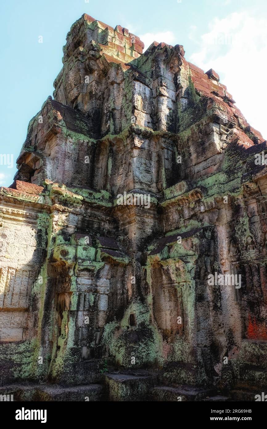Anciens édifices religieux de l'Asie du Sud-est endommagés par le temps et les intempéries. Architecture des civilisations anciennes. Banque D'Images
