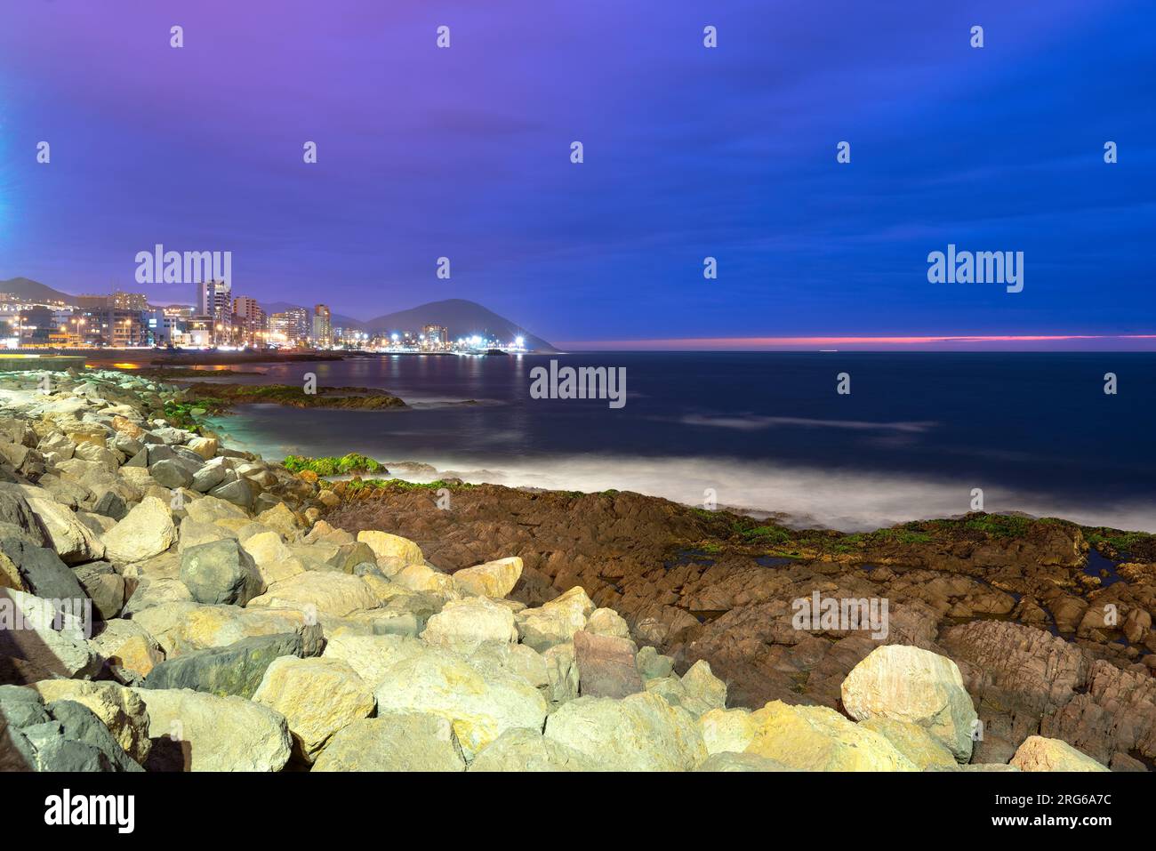 Vue panoramique sur la côte d'Antofagasta, connue comme la perle du Nord et la plus grande ville de la région minière du nord du Chili. Banque D'Images