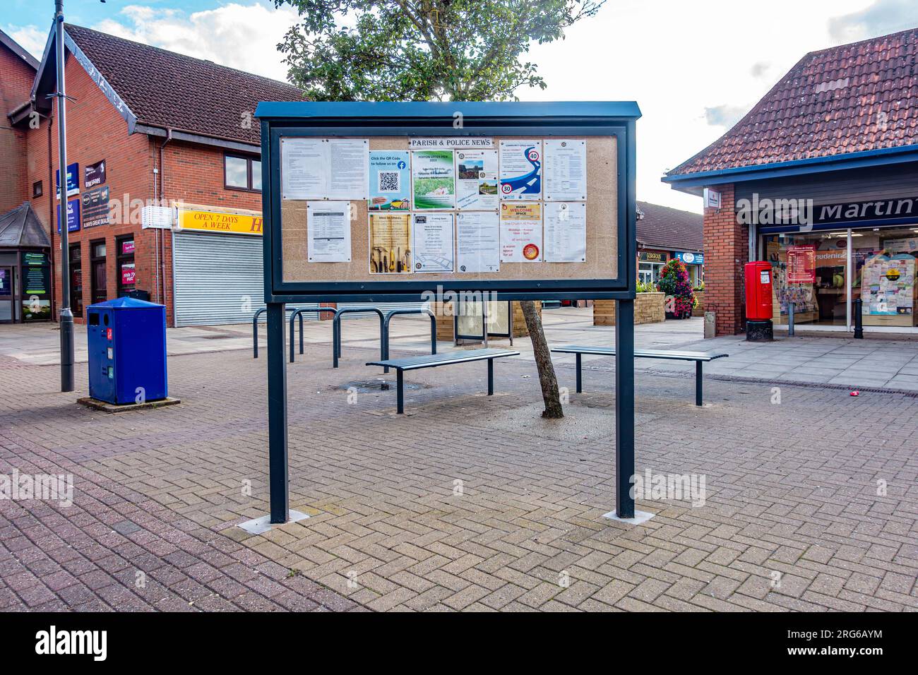 Un panneau d'affichage à Perton, Wolverhampton, Royaume-Uni qui est couvert d'avis, de publicités et de prospectus. Banque D'Images