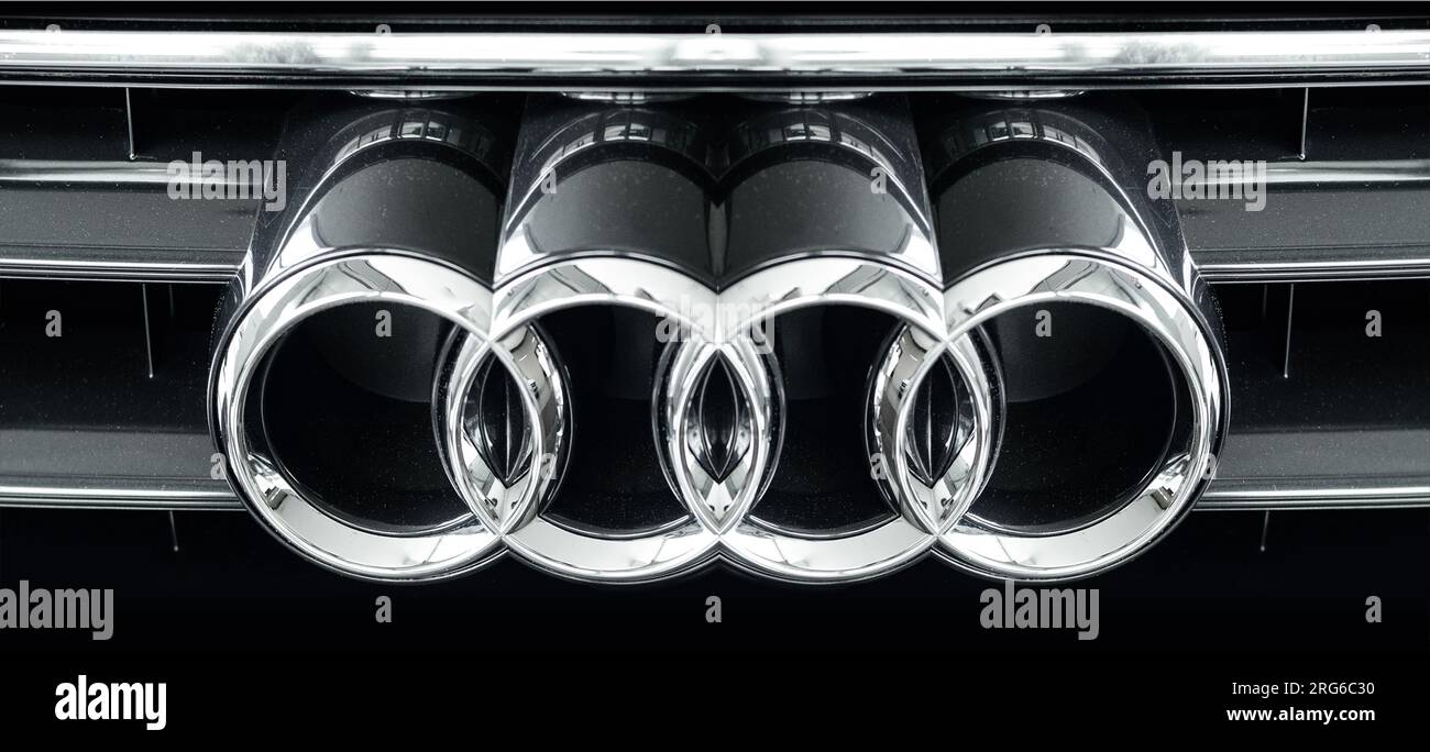 Logo Audi emblème sur l'avant d'une voiture, gros plan Banque D'Images