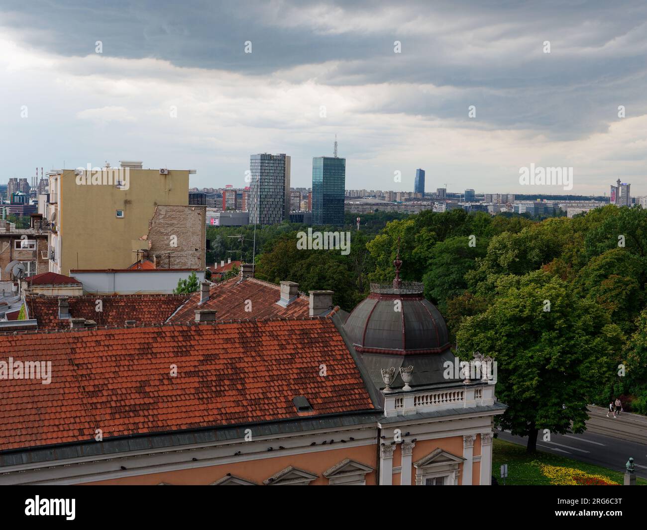 Vue sur les toits vers un immeuble dans le centre-ville de Belgrade, Serbie. 07 août 2023. Banque D'Images