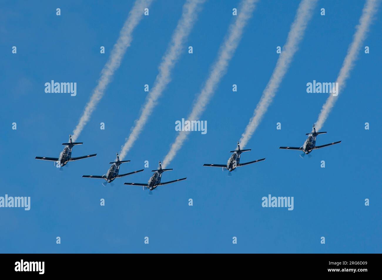 Les Black Falcons T-6C de la Royal New Zealand Air Force effectuent un spectacle acrobatique. Banque D'Images