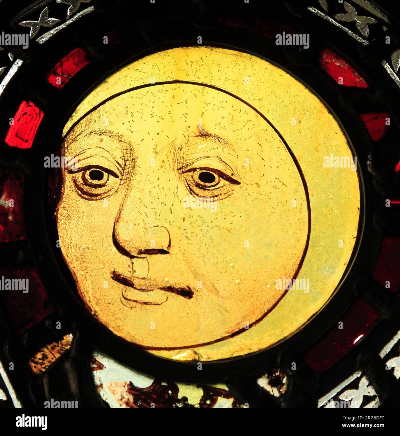 Vitrail médiéval, Man in Moon, Burnham Deepdale, Norfolk, Angleterre, ROYAUME-UNI Banque D'Images