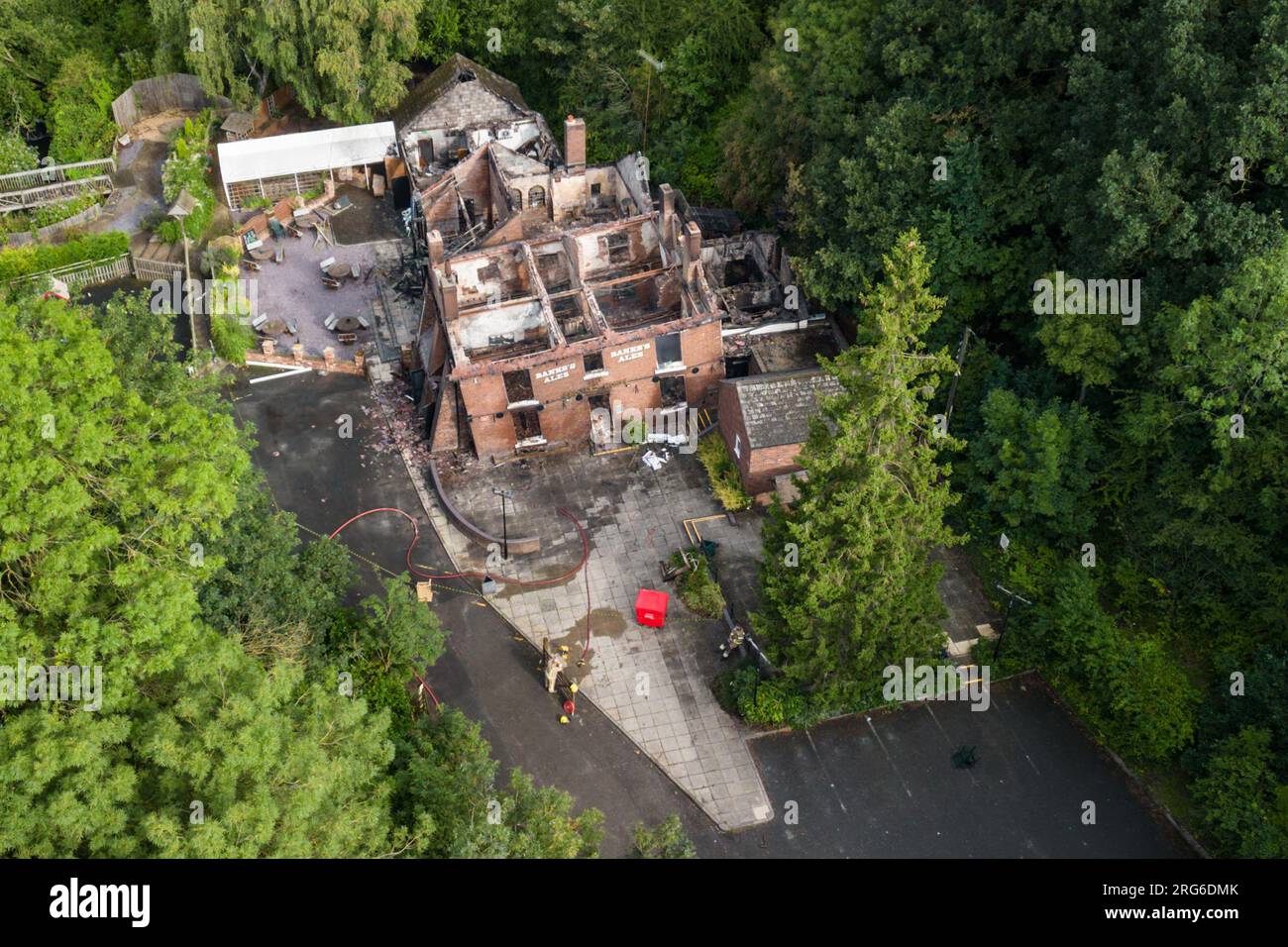 Himley Road, Himley, 6 août 2023 : le bâtiment après l'incendie dimanche avant d'être démoli. Les restes brûlés du pub Crooked House qui a été incendié vers 10 heures samedi soir. - Les West Midlands et le Staffordshire Fire and Rescue Service ont été appelés à 10h samedi soir après que la Crooked House a été incendiée. L'ancien boozer était situé à Himley (Staffordshire) près de la ville de Dudley. Le Blaze a déchiré le pub wonky du 18e siècle qui avait fait du commerce pendant 192 ans jusqu'à ce qu'il ferme en juillet. Le bâtiment se vantait d'un effet penchant unique qui a causé plusieurs opt Banque D'Images