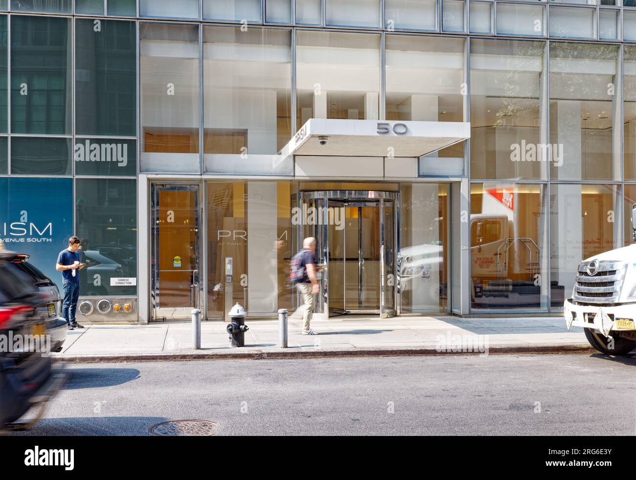 Les 22 étages inférieurs de Prism Tower sont des appartements à louer, accessibles par le hall vitré au 50 East 28th Street. Banque D'Images