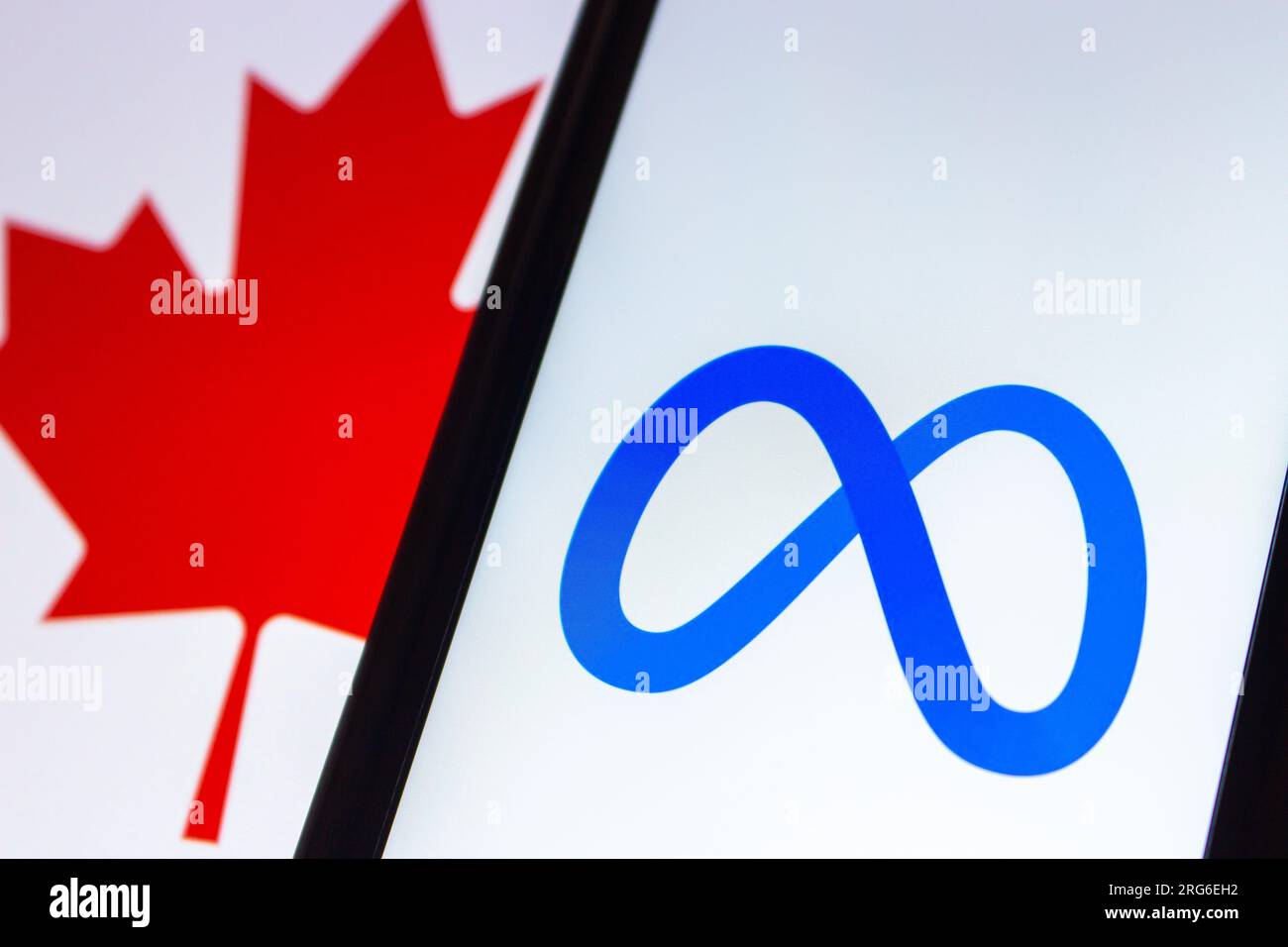 Image conceptuelle du logo de Meta Platforms, inc. Vu dans un iPhone sur fond de drapeau canadien. Drapeau du Canada avec logo Meta. Banque D'Images
