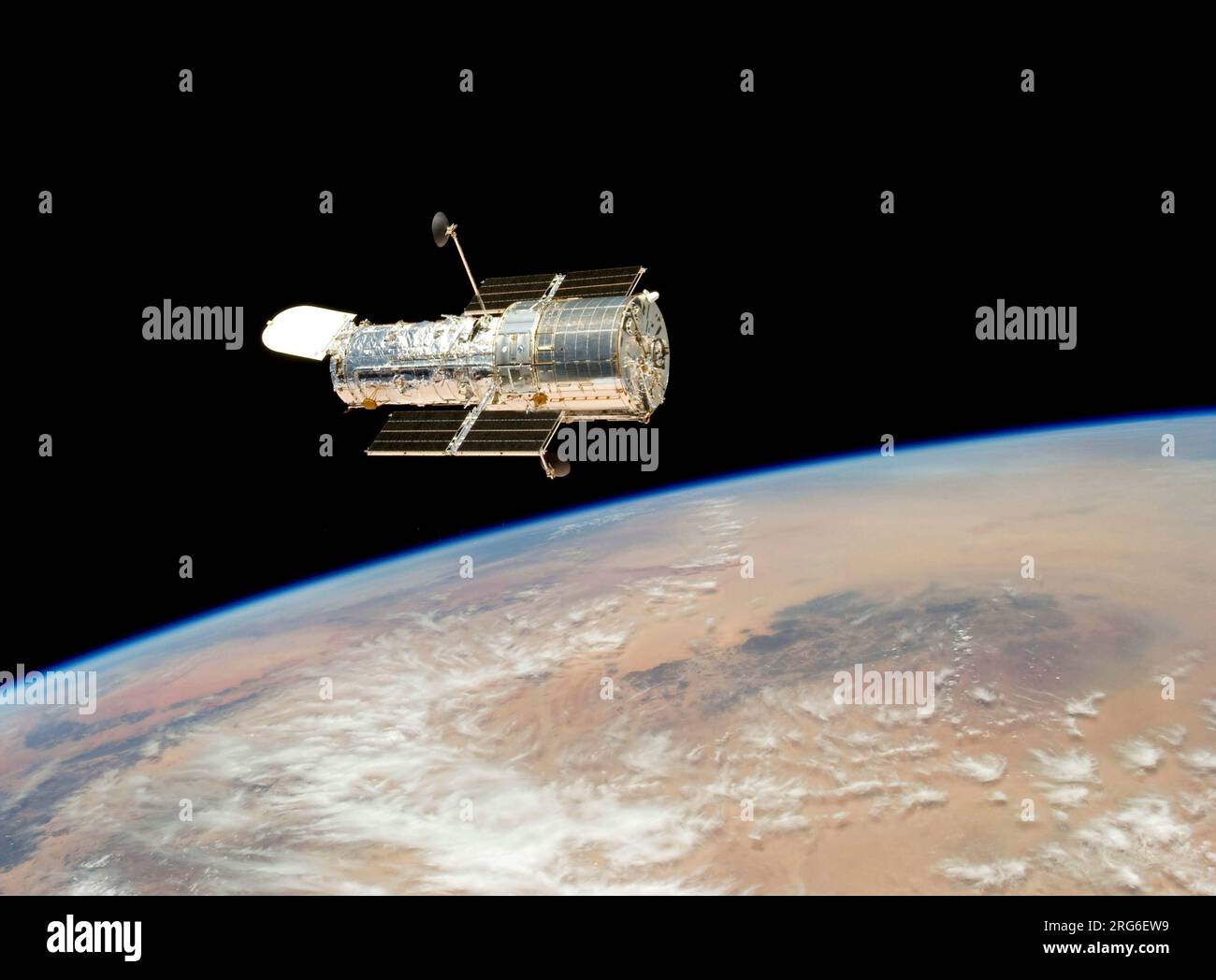 Le télescope spatial Hubble dérive au-dessus de la planète Terre. Banque D'Images