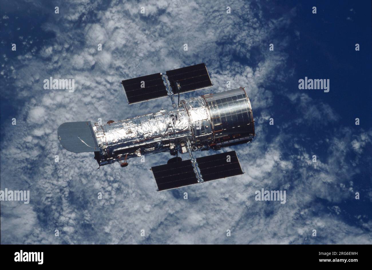 Le télescope spatial Hubble flotte sur le fond de la Terre. Banque D'Images