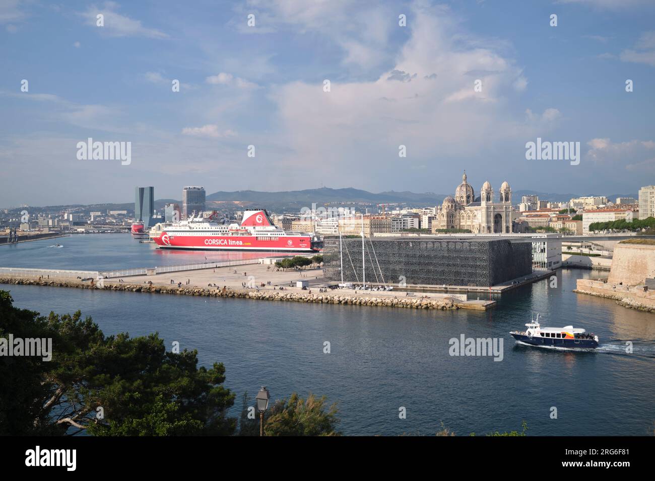 Vue sur le port avec Mucem et Corsican Passenger Ferry à Marseille France Banque D'Images