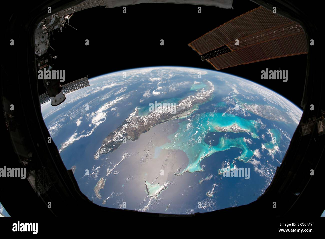 Les nuages tracent les îles de la mer des Caraïbes sur cette photo prise depuis la Station spatiale internationale. Banque D'Images