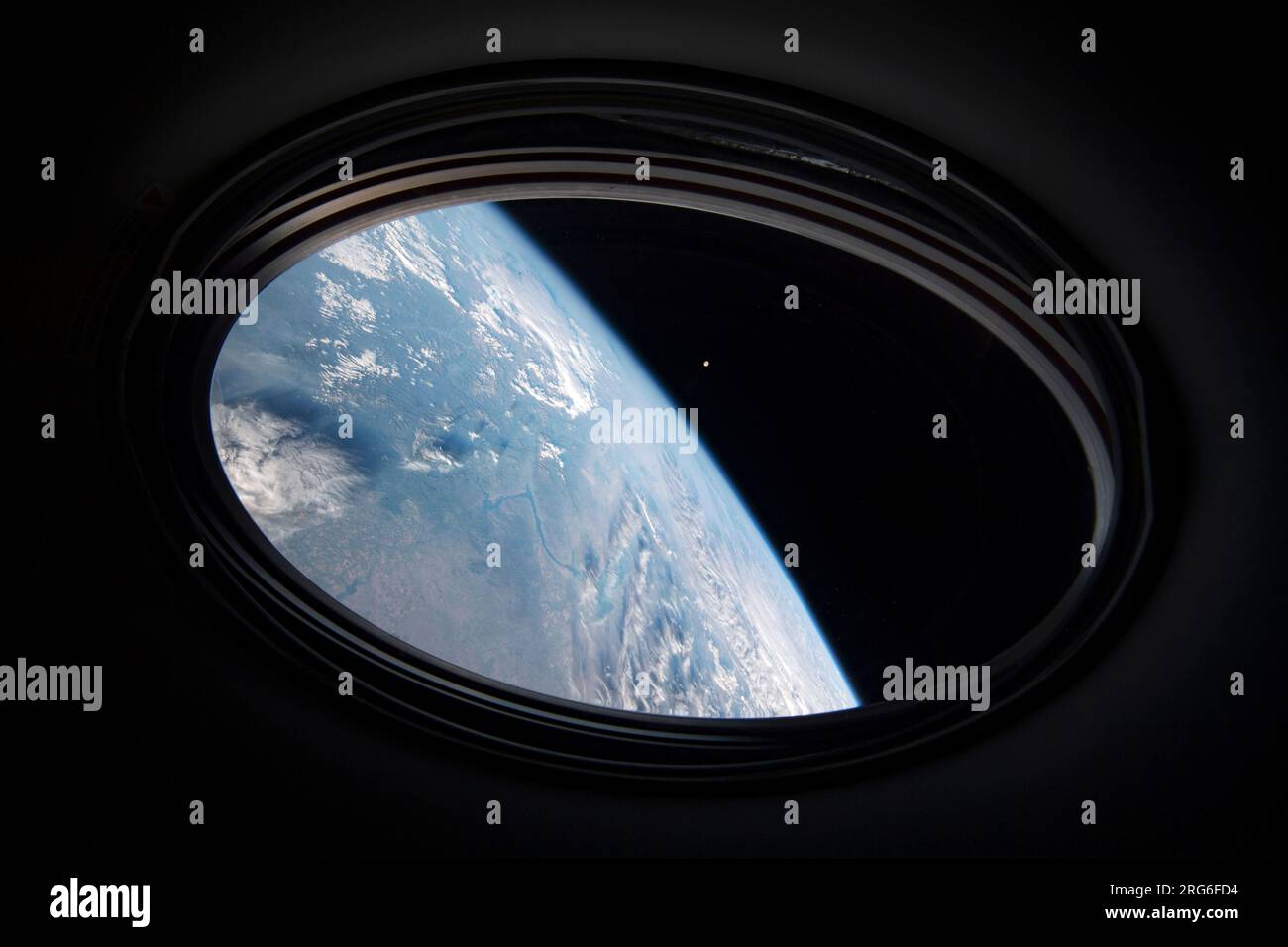 Vue de la Terre depuis l'espace, regardant par une fenêtre de la Station spatiale internationale. Banque D'Images