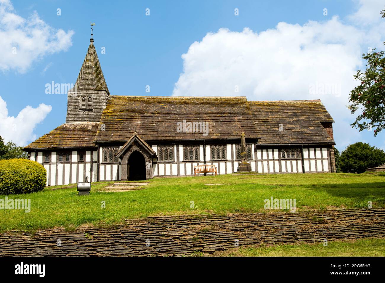 L'église paroissiale de St James et St Paul dans le village de Marton près de Congleton Cheshire Angleterre Royaume-Uni la plus ancienne église à ossature de bois en usage en Europe Banque D'Images