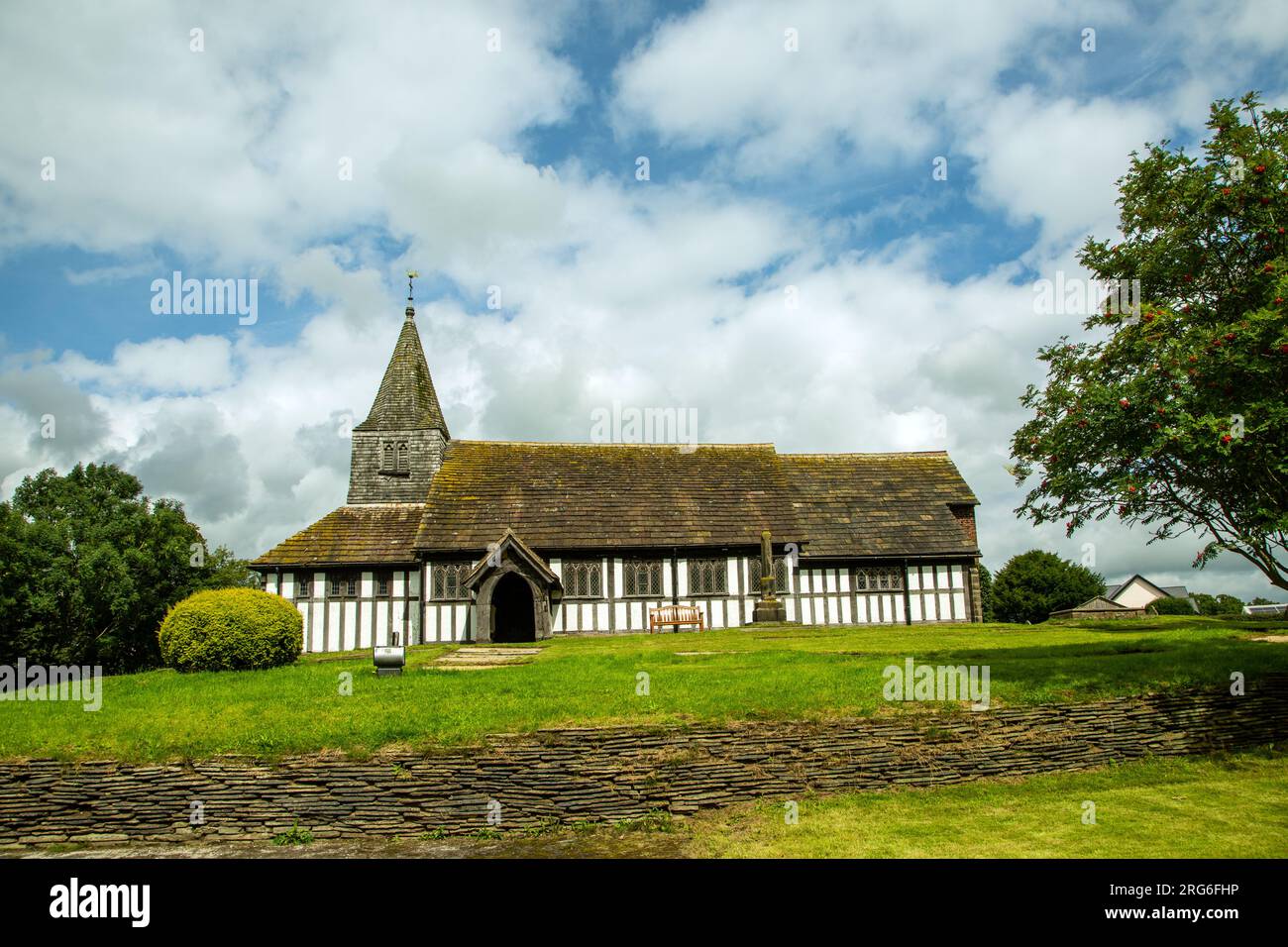 L'église paroissiale de St James et St Paul dans le village de Marton près de Congleton Cheshire Angleterre Royaume-Uni la plus ancienne église à ossature de bois en usage en Europe Banque D'Images