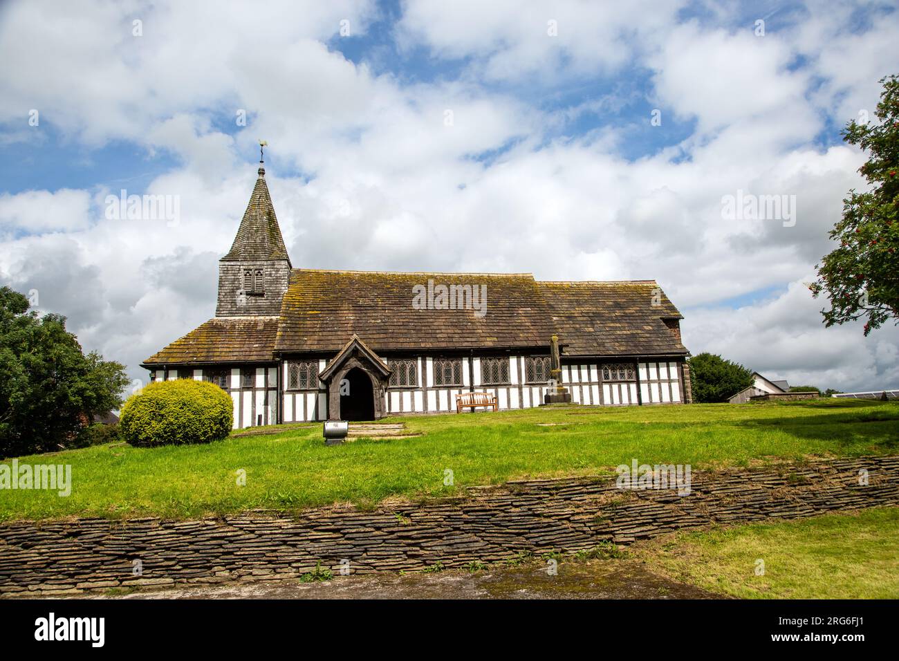 L'église paroissiale de St James et St Paul dans le village de Marton près de Congleton Cheshire Angleterre Royaume-Uni la plus ancienne église à ossature de bois en usage en Europe Banque D'Images