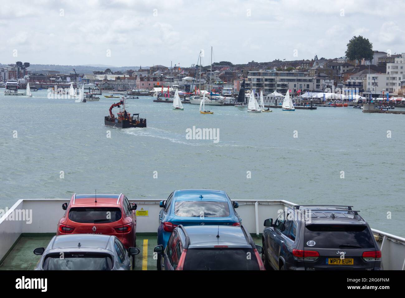Vue depuis le ferry à entonnoir rouge arrivant à cowes, iow, royaume-uni Banque D'Images