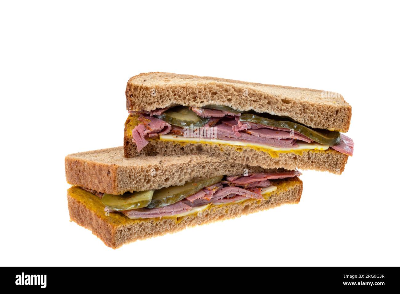 Sel boeuf ou Pastrami avec Gherkins et sandwich au fromage - fond blanc Banque D'Images