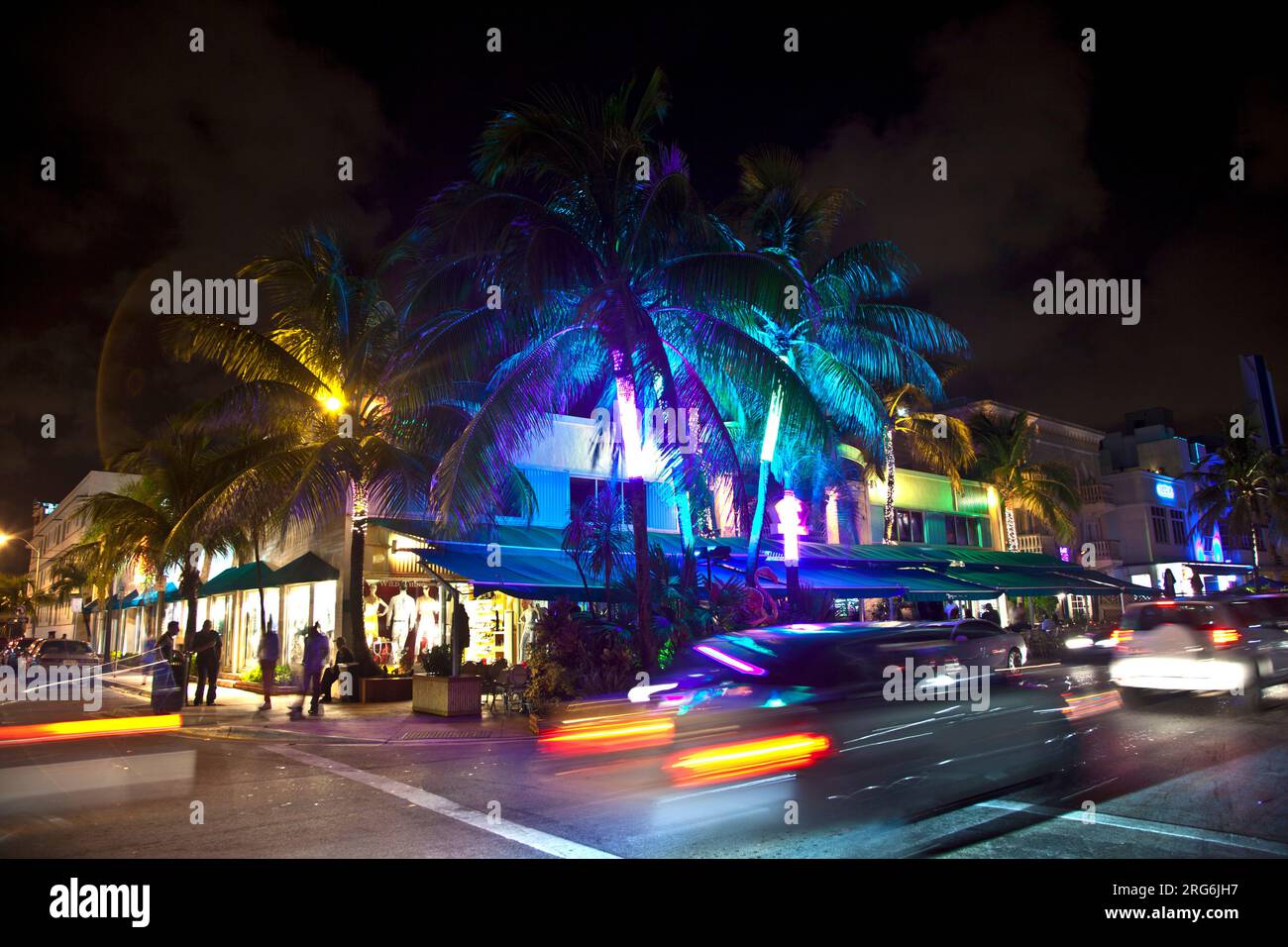 MIAMI BEACH, FL 2 AOÛT : vue de nuit sur Ocean Drive sur 02 août, 2010 à Miami Beach, FL. 1979 le quartier historique art déco de Miami Beach a été inscrit sur la liste Banque D'Images