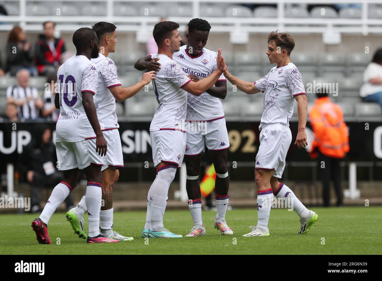 Newcastle, Royaume-Uni, 6 août 2023. La Fiorentina célèbre un but lors du match de la Sela Cup entre OCG Nice et ACF Fiorentina à St. James's Park, Newcastle le dimanche 6 août 2023. (Photo : Mark Fletcher | MI News) crédit : MI News & Sport / Alamy Live News Banque D'Images