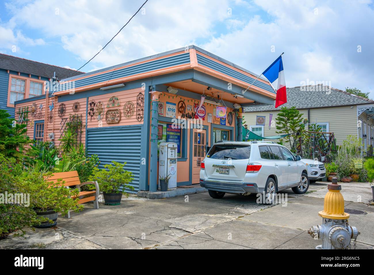 LA NOUVELLE-ORLÉANS, LA, USA - 23 JUILLET 2023 : vue de face de la station de remplissage vintage qui a été convertie en une maison avec exposition d'artefacts assortis Banque D'Images