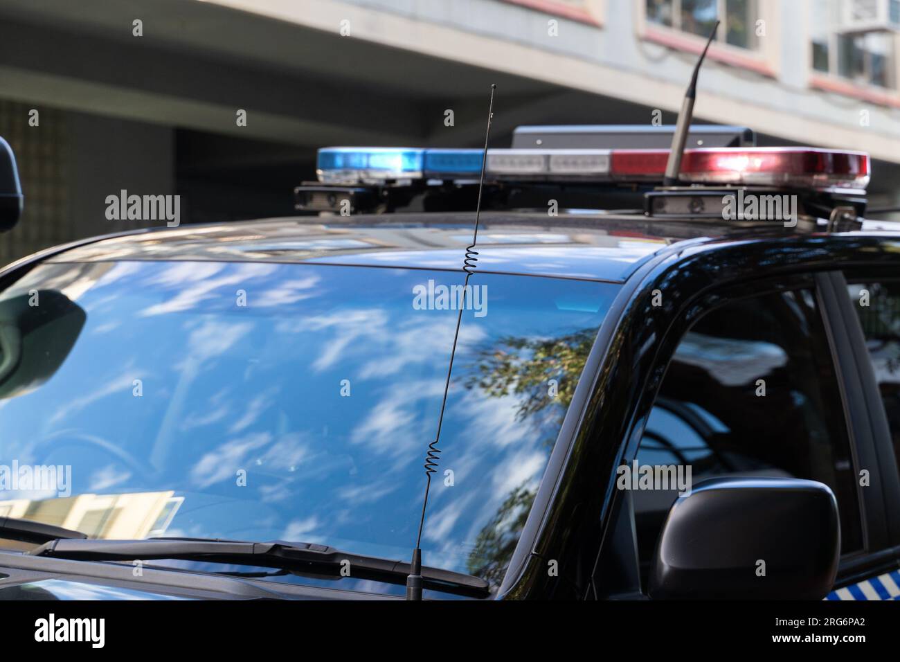 Partie du véhicule de police avec lampes de poche Banque D'Images