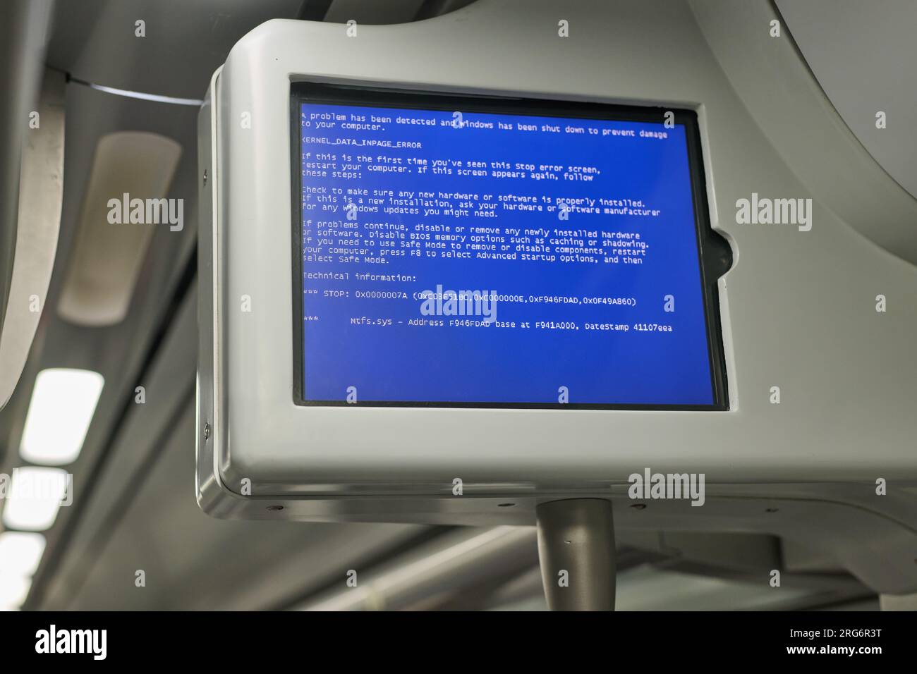 04.08.2023. Barcelone, ​​Spain, moniteur de train avec écran bleu Banque D'Images
