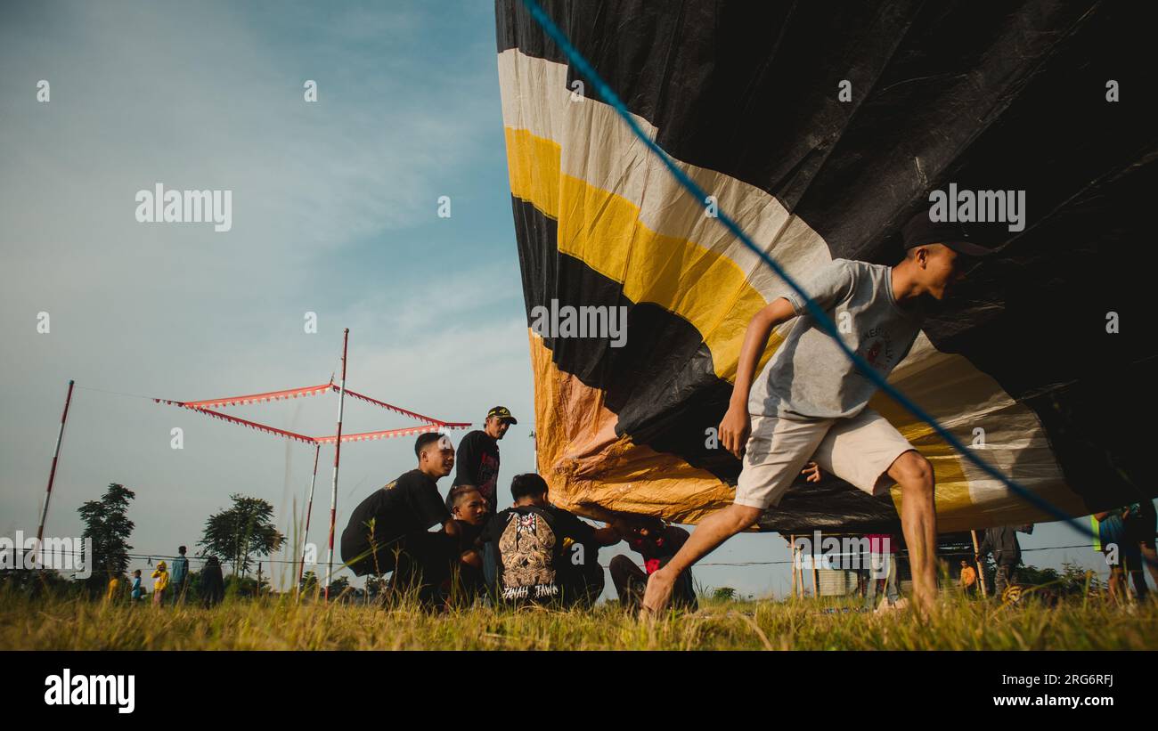 Préparation au vol d'une montgolfière au Festival de montgolfières de Wonosobo en 2022. Banque D'Images