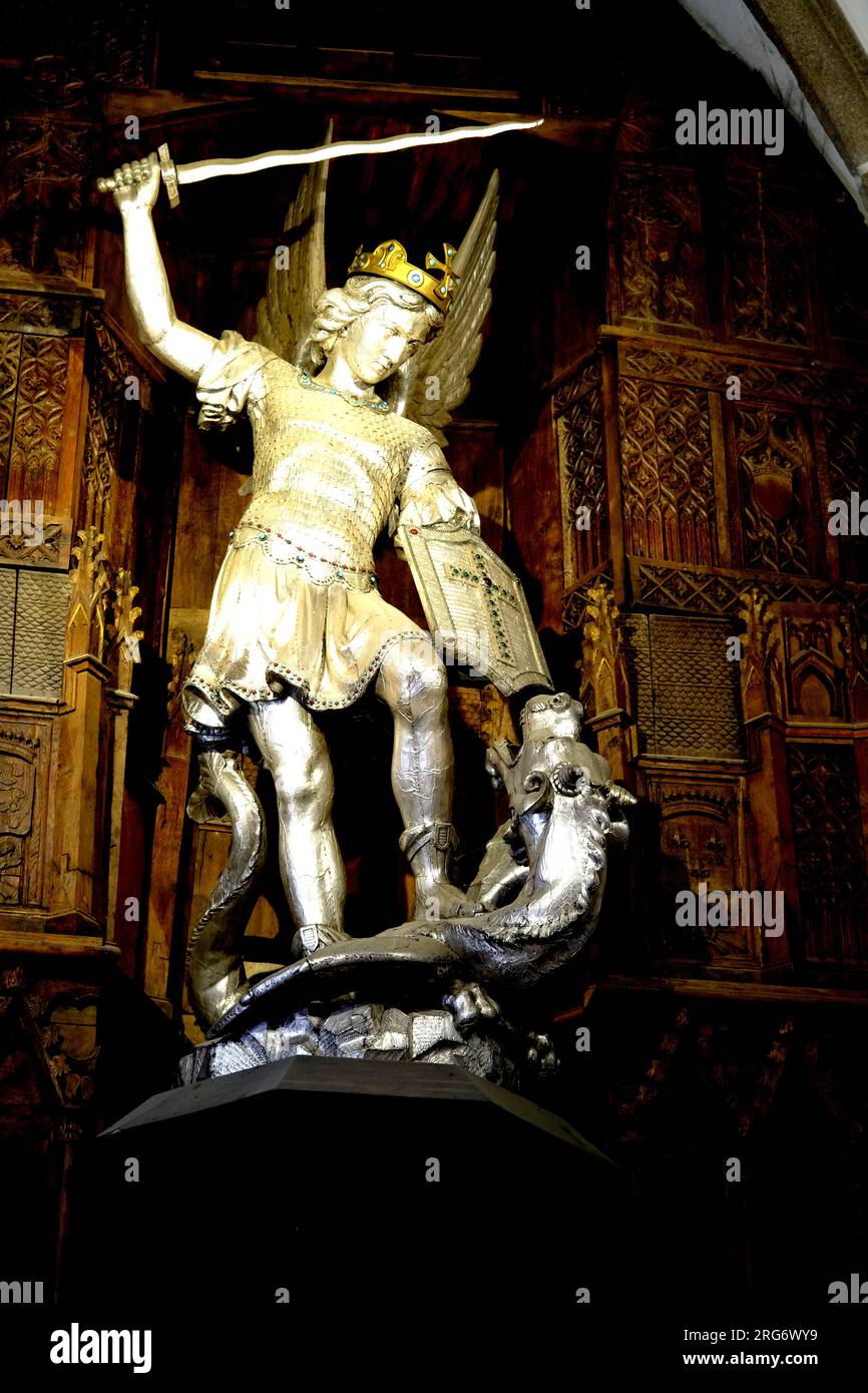 Statue de l'Archange Michel tuant un dragon Mont Saint Michel en Normandie France Banque D'Images