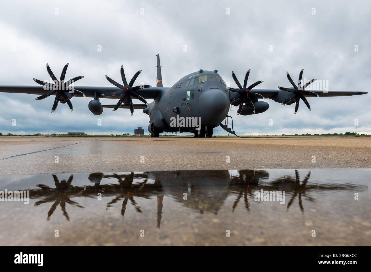 Un avion C-130 Hercules affecté à la 182nd Airlift Wing, Illinois Air National Guard, stationné sur la piste de la 182nd Airlift Wing à Peoria, Illinois, le 5 août 2023. Ce C-130 a récemment été équipé de nouvelles hélices NP 200. (Photo de la Garde nationale de l'Air des États-Unis par l'aviateur Avery Litton) Banque D'Images
