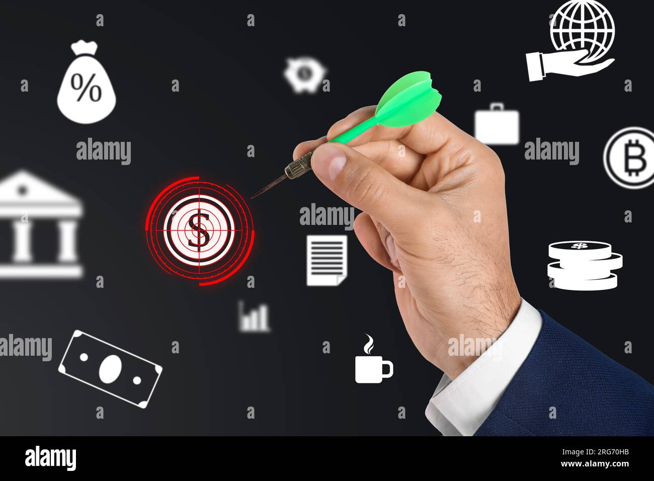 Homme visant avec la fléchette à l'icône numérique dollar sur fond sombre, gros plan Banque D'Images