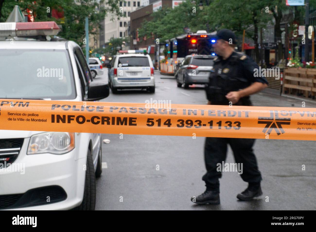 Montréal, Canada, le 7 août 2023 : à 3,40 heures du matin, des officiers ont été appelés à assister à la fusillade d’un homme de 28 ans au centre-ville de Montréal. La victime a subi de multiples blessures par balle et est décédée plus tard à l'hôpital. Des balles ont été récupérées sur les lieux et les équipes de police judiciaire et les agents ont fermé l'avenue Sainte Catherine et les rues entourées toute la journée. La victime, nommée localement sous le nom de Steady, aurait été associée à un gang de rue local impliqué dans la fraude et la drogue illégale. Il s'agit du 19e homicide à Montréal en 2023. Anna Watson/Alamy Live News. Banque D'Images