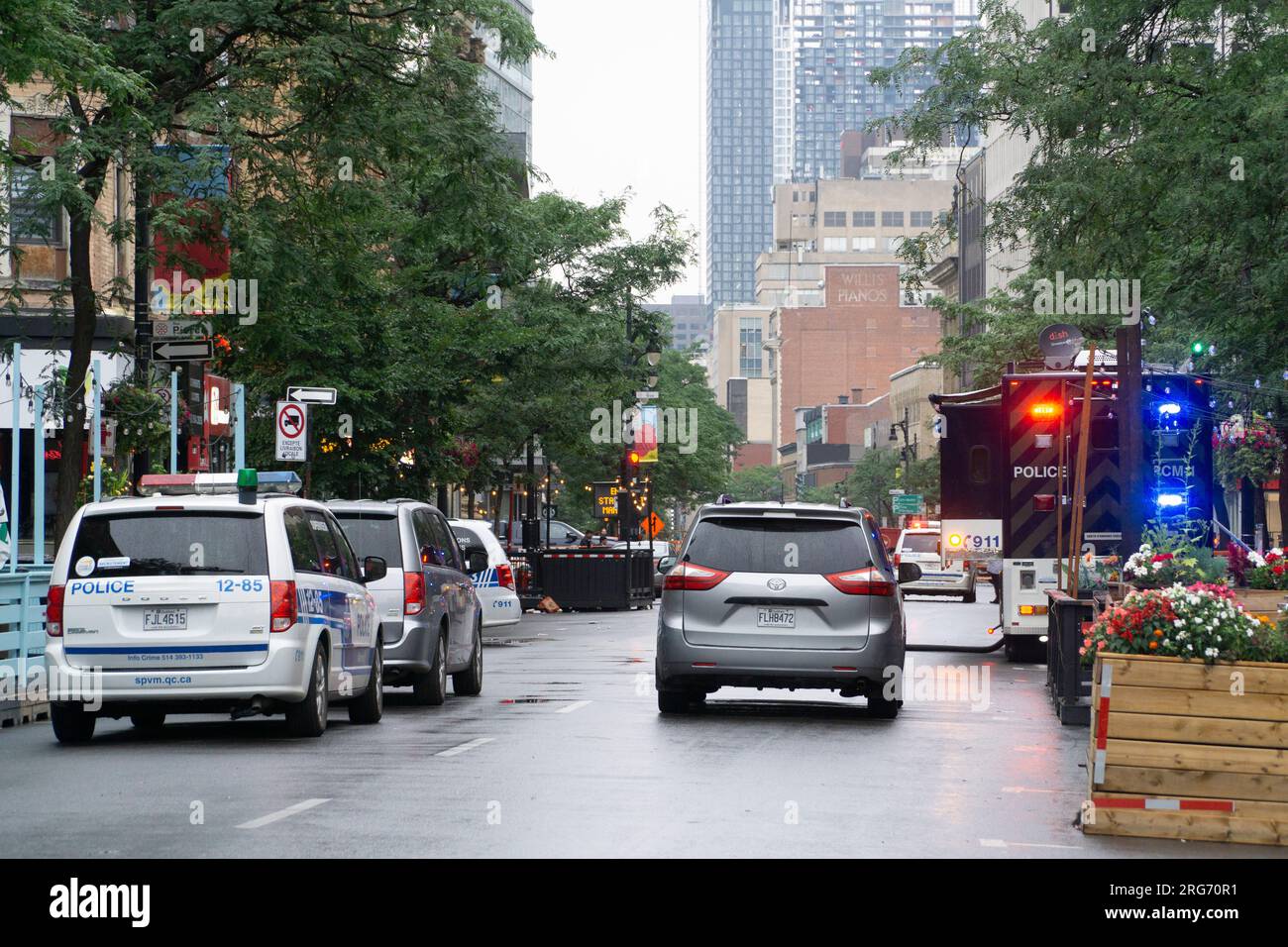 Montréal, Canada, le 7 août 2023 : à 3,40 heures du matin, des officiers ont été appelés à assister à la fusillade d’un homme de 28 ans au centre-ville de Montréal. La victime a subi de multiples blessures par balle et est décédée plus tard à l'hôpital. Des balles ont été récupérées sur les lieux et les équipes de police judiciaire et les agents ont fermé l'avenue Sainte Catherine et les rues entourées toute la journée. La victime, nommée localement sous le nom de Steady, aurait été associée à un gang de rue local impliqué dans la fraude et la drogue illégale. Il s'agit du 19e homicide à Montréal en 2023. Anna Watson/Alamy Live News. Banque D'Images