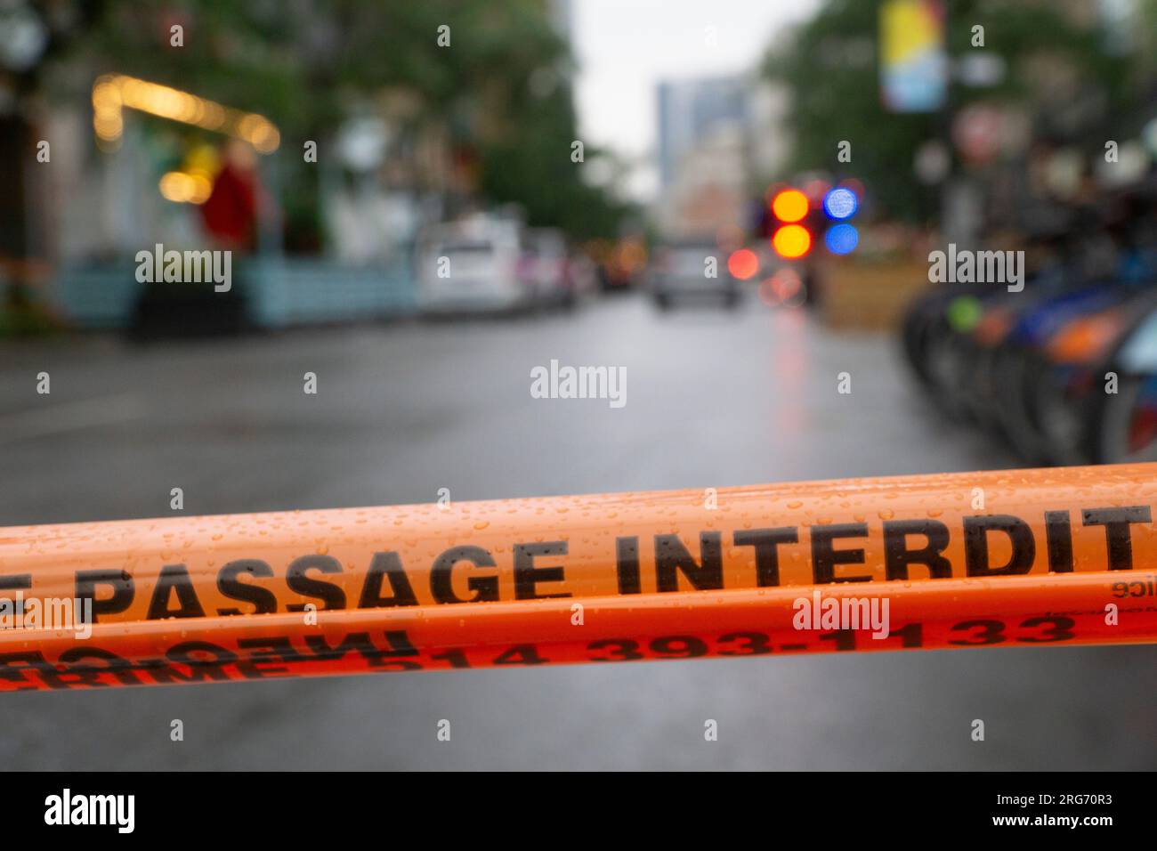 Montréal, Canada, le 7 août 2023 : à 3,40 heures du matin, des officiers ont été appelés à assister à la fusillade d’un homme de 28 ans au centre-ville de Montréal. La victime a subi de multiples blessures par balle et est décédée plus tard à l'hôpital. Des balles ont été récupérées sur les lieux et les équipes de police judiciaire et les agents ont fermé l'avenue Sainte Catherine et les rues entourées toute la journée. La victime, nommée localement sous le nom de Steady, aurait été associée à un gang de rue local impliqué dans la fraude et la drogue illégale. Il s'agit du 19e homicide à Montréal en 2023. Anna Watson/Alamy Live News. Banque D'Images