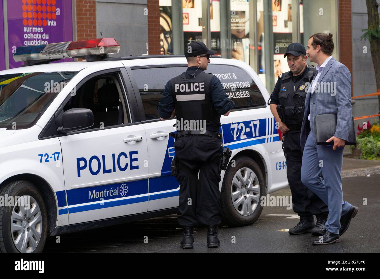 Montréal, Canada, le 7 août 2023 : à 3,40 heures du matin, des officiers ont été appelés à assister à la fusillade d’un homme de 28 ans au centre-ville de Montréal. La victime a subi de multiples blessures par balle et est décédée plus tard à l'hôpital. Des balles ont été récupérées sur les lieux et les équipes de police judiciaire et les agents ont fermé l'avenue Sainte Catherine et les rues entourées toute la journée. La victime, nommée localement sous le nom de Steady, aurait été associée à un gang de rue local impliqué dans la fraude et la drogue illégale. Il s'agit du 19e homicide à Montréal en 2023. Anna Watson/Alamy Live News. Banque D'Images