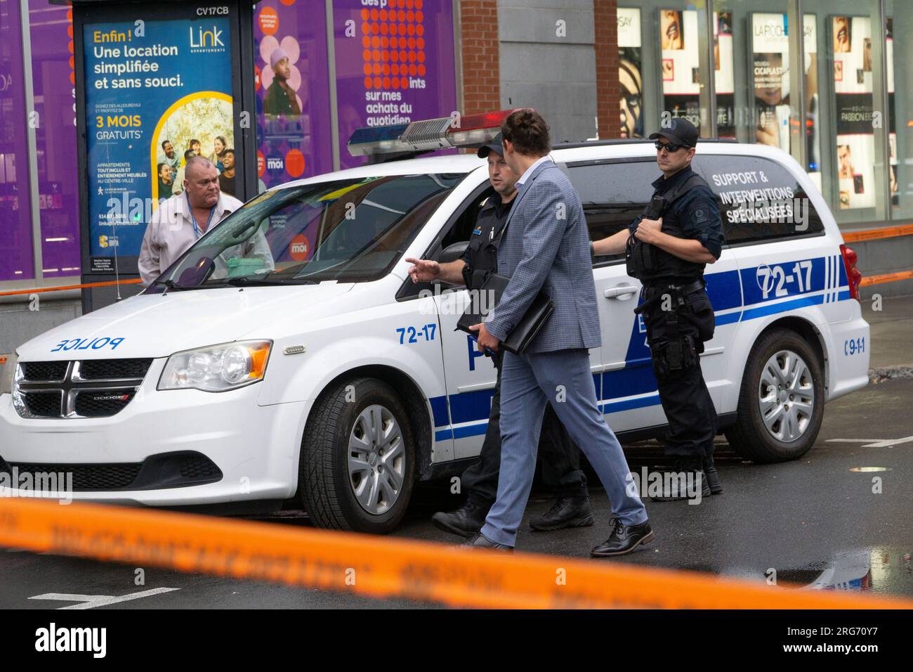 Montréal, Canada, le 7 août 2023 : à 3,40 heures du matin, des officiers ont été appelés à assister à la fusillade d’un homme de 28 ans au centre-ville de Montréal. La victime a subi de multiples blessures par balle et est décédée plus tard à l'hôpital. Des balles ont été récupérées sur les lieux et les équipes de police judiciaire et les agents ont fermé l'avenue Sainte Catherine et les rues entourées toute la journée. La victime, nommée localement sous le nom de Steady, aurait été associée à un gang de rue local impliqué dans la fraude et la drogue illégale. Il s'agit du 19e homicide à Montréal en 2023. Anna Watson/Alamy Live News. Banque D'Images