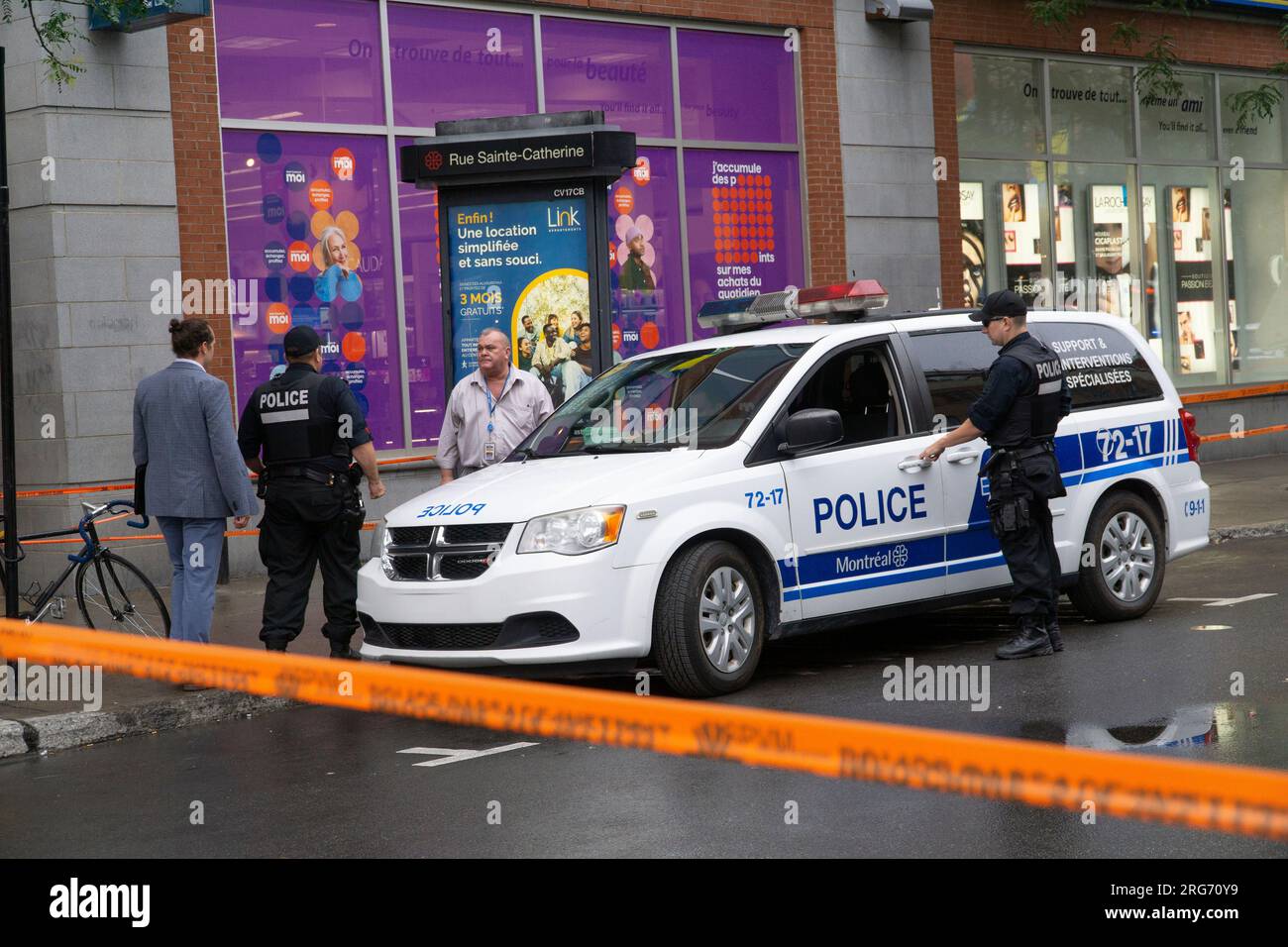 Montréal, Canada, le 7 août 2023 : à 3,40 heures du matin, des officiers ont été appelés à assister à la fusillade d’un homme de 28 ans au centre-ville de Montréal. La victime a subi de multiples blessures par balle et est décédée plus tard à l'hôpital. Des balles ont été récupérées sur les lieux et les équipes de police judiciaire et les agents ont fermé l'avenue Sainte Catherine et les rues entourées toute la journée. La victime, nommée localement sous le nom de Steady, aurait été associée à un gang de rue local impliqué dans la fraude et la drogue illégale. Il s'agit du 19e homicide à Montréal en 2023. Anna Watson/Alamy Live News. Banque D'Images