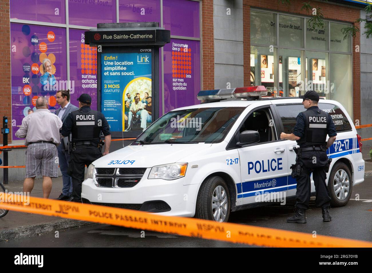 Montréal, Canada, le 7 août 2023 : à 3,40 heures du matin, des officiers ont été appelés à assister à la fusillade d’un homme de 28 ans au centre-ville de Montréal. La victime a subi de multiples blessures par balle et est décédée plus tard à l'hôpital. Des balles ont été récupérées sur les lieux et les équipes de police judiciaire et les agents ont fermé l'avenue Sainte Catherine et les rues entourées toute la journée. La victime, nommée localement sous le nom de Steady, aurait été associée à un gang de rue local impliqué dans la fraude et la drogue illégale. Il s'agit du 19e homicide à Montréal en 2023. Anna Watson/Alamy Live News. Banque D'Images