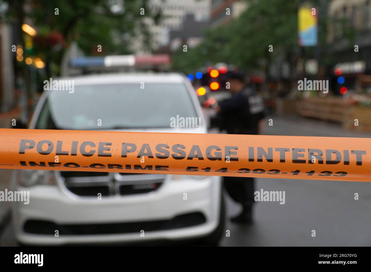Montréal, Canada, le 7 août 2023 : à 3,40 heures du matin, des officiers ont été appelés à assister à la fusillade d’un homme de 28 ans au centre-ville de Montréal. La victime a subi de multiples blessures par balle et est décédée plus tard à l'hôpital. Des balles ont été récupérées sur les lieux et les équipes de police judiciaire et les agents ont fermé l'avenue Sainte Catherine et les rues entourées toute la journée. La victime, nommée localement sous le nom de Steady, aurait été associée à un gang de rue local impliqué dans la fraude et la drogue illégale. Il s'agit du 19e homicide à Montréal en 2023. Anna Watson/Alamy Live News. Banque D'Images