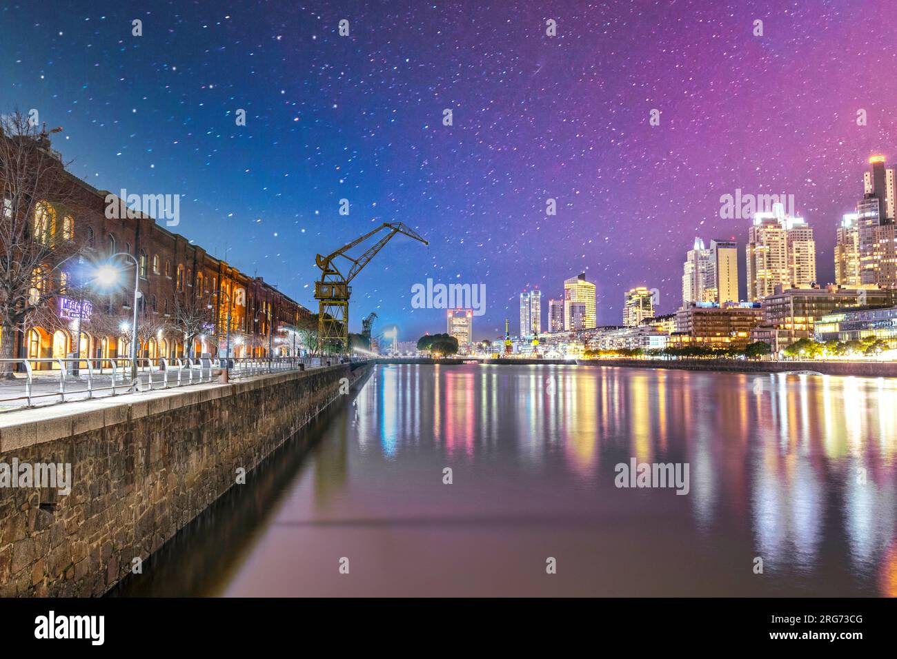 quais de puerto madero la nuit, gratte-ciel et attraction touristique de grue Banque D'Images