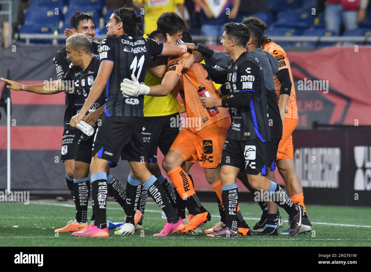 Queretaro FC goalkeeper Fernando Tapia, center, and teammates celebrate their win after a shootout of a Leagues Cup soccer match against the New England Revolution, Monday, Aug. 7, 2023, in Foxborough, Mass. (AP Photo/Mark Stockwell) Banque D'Images