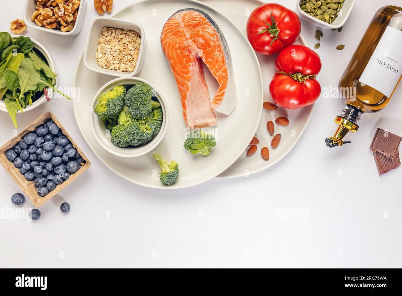 Variété d'aliments frais et entiers non transformés ; nutrition saine, produits de régime anti-inflammatoires, vue de dessus Banque D'Images