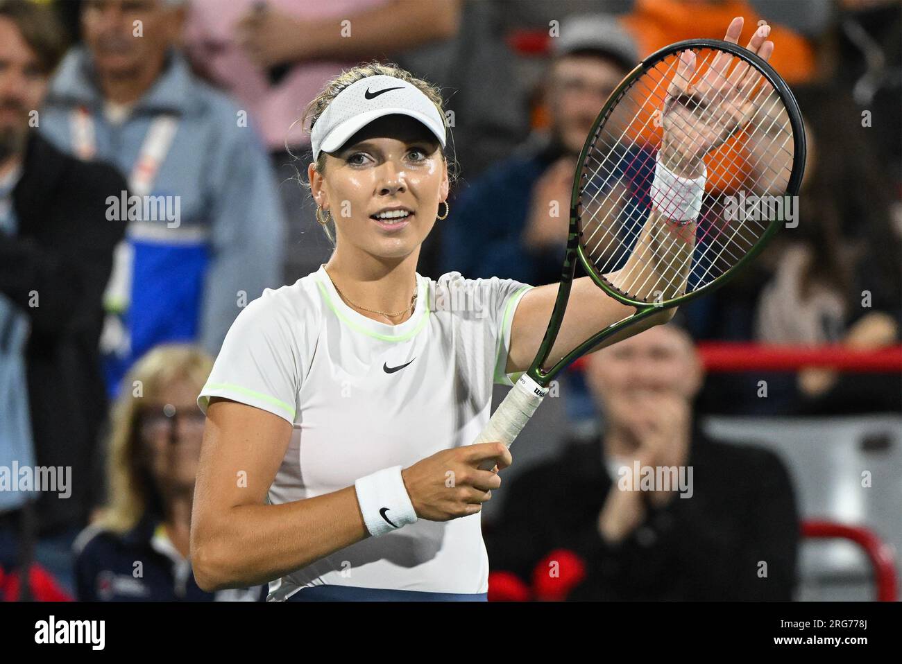 Montréal, Canada. 07 août 2023. Katie Boulter, du Royaume-Uni, salue la  foule après avoir remporté son match de première ronde contre Rebecca  Marino, du Canada, au tournoi de tennis Open Banque nationale