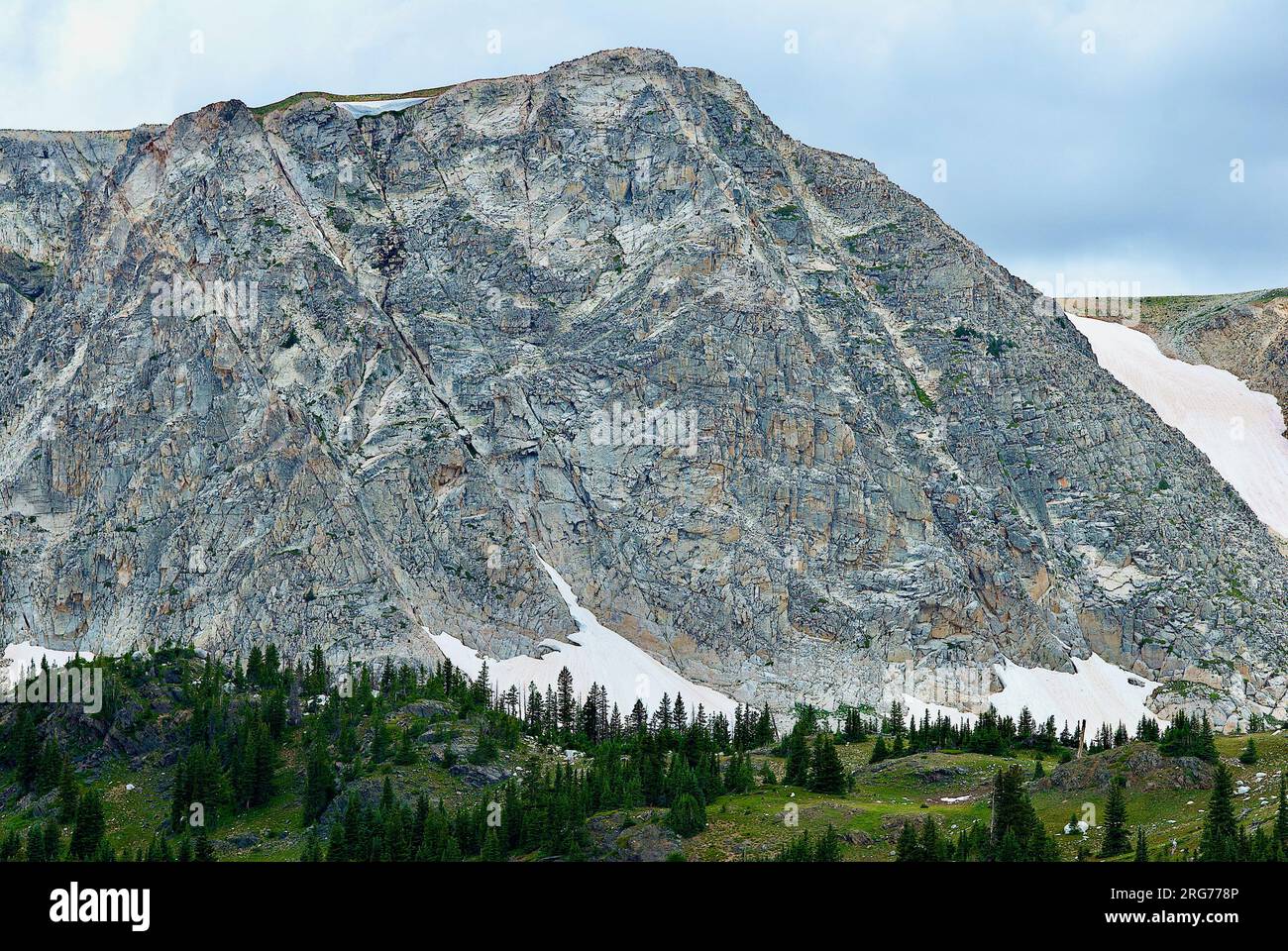 Wyoming, États-Unis - 20 juillet 2023 : Sugarloaf Mountain dans la zone Snowy Range de la forêt nationale de Medicine Bow avec de la neige en été. Banque D'Images